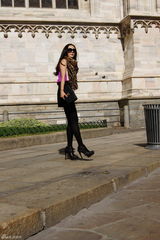 高清组图：杨幂现身米兰出席时装周 漫步街头气场十足