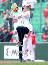 组图：韩女星具惠善为棒球赛开球 短发甜美自信