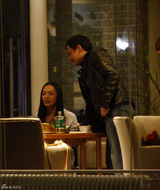 高清：姚晨新戏杀青送礼不手软 与宁财神逛胡同