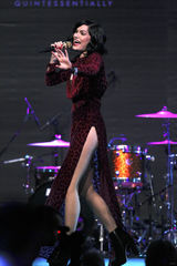 组图：杰西-J双开衩红裙PK凯莉-米洛