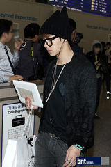 组图：少女时代KARA为赴K-POP演唱会亮相机场