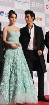 组图：范冰冰携手王力宏亮相釜山电影节开幕红毯
