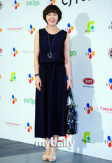 组图：宋承宪Rain出席活动 宋允儿申世京黑白配