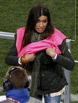 高清图:西班牙门神美艳女友助威 性感主播气质动人