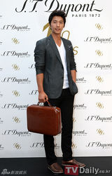 组图：孙艺珍李真旭等出席名品庆典活动