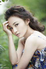 组图：姚笛清新碎花裙演绎仲夏浪漫