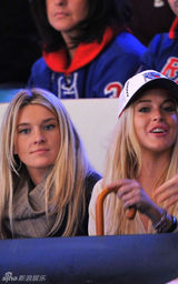 幻灯图集：林赛-罗韩携好友观看冰上曲棍球比赛