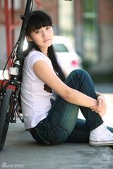 组图：张佳宁拍摄清纯写真 青涩笑容秀率真甜美