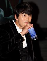 组图：《剑雨》韩国首映 主演郑雨盛帅气亮相