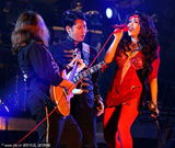 组图：张惠妹被猛男贴身 爆炸碎片四溅吓呆观众