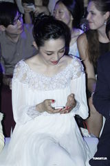 组图：白百何迷离眼妆示人 看秀交际两不误