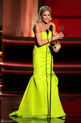 组图：茱莉-鲍温凭《摩登家庭》荣膺喜剧类最佳女配角奖