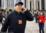 组图：成龙参加两会引尖叫骚乱不禁捂耳