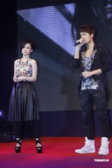 组图：吴克群阿娇(钟欣桐)不惧绯闻甜蜜牵手