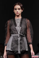 组图：霍启山绯闻女友性感走秀 拒谈郭晶晶怀孕