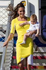 组图：凯特抱子随访澳洲 黄衣明艳狂风吹乱秀发