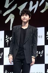 高清组图：韩片《狼族少年》发布宋仲基朴宝英亮相