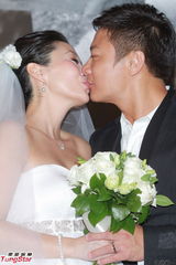 组图：香港艺人钱嘉乐汤盈盈结婚 接吻秀对戒
