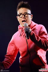 组图：古惑仔五子开唱显本色 伊健小春示爱太太