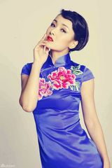 组图：黄曼演绎复古大片 优雅旗袍展东方神韵