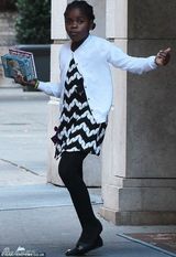 组图：麦姐嘻哈装现身街头 带子女出行酷劲十足