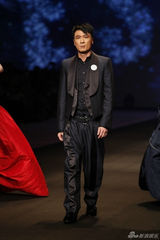 组图：吴镇宇T台首秀 耍酷扮帅有名模范儿