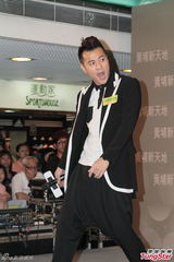 组图：许志安梁汉文苏永康签唱会感情好互调侃