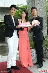 组图：天心揽壮男秀34D胸器 光棍节欲“脱光”