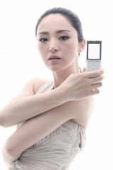 组图：董璇化身数码达人  封面女郎气质高贵