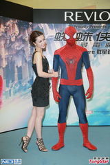 组图：文咏珊黑色吊带裙现身 惹蜘蛛侠兴奋不已