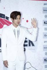 独家：东方神起出道十年开唱 白衣帅气兄弟情深