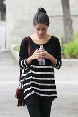 高清组图：赛琳娜-戈麦斯黑色条纹装现身街头