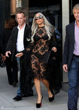 组图：Lady Gaga透视蕾丝装亮相 高跟鞋抢眼