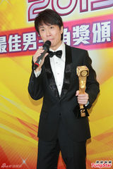 组图：黄子华补领视帝 笑言跟张智霖亲戚情深