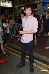 组图：谢天华拍新剧 闹市向杨怡求婚