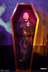 组图：香港海洋公园万圣节黄伟文将推尸装系列