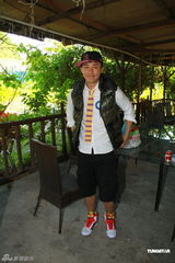 组图：林峰提前与歌迷庆生日 许下愿望陪家人