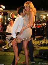 组图：艳星玛里尼与男星贴面舞 压胸啃腿尺度大