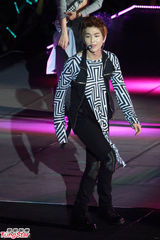 组图：SHINee演唱会空中劲歌热舞大玩飞天