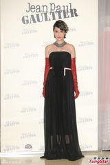 组图：杨乃文弃摇滚风露香肩 12月推出新专辑