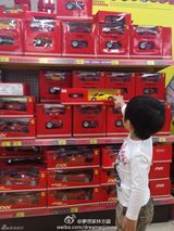 组图：微镜头下的小小志 呆萌可爱完胜童颜老爸