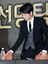 组图：韩智敏性感亮相宣传新片《朝鲜名侦探》