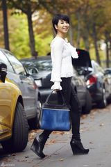 组图：许茹芸巴黎街拍 不同造型尽显天后气质