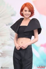 组图：杨丞琳红发抢镜 大秀小蛮腰粉丝饱眼福