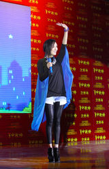 组图：杨幂首次登台献唱 妆容精致着装靓丽