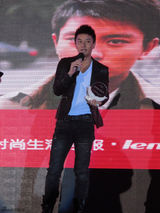 组图：贾乃亮赶场时尚活动获奖 魅力亮相引尖叫  