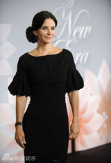 幻灯图集：安妮斯顿性感黑装亮相 肩头惊现神秘手