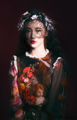 组图：张辛苑最新写真显神秘巴洛克风