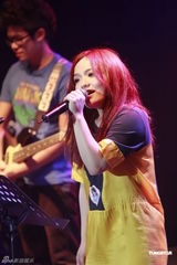 组图：徐佳莹香港音乐会举行 欣赏郑伊健