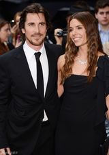 组图：玛丽昂黄抹胸妩媚现身《蝙蝠侠》首映